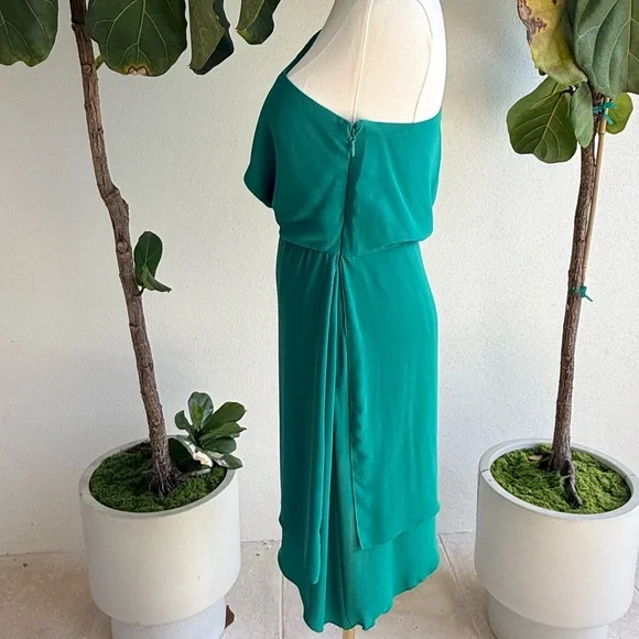 ‼️Vintage‼️ BCBGMaxAzria Rare gorgeous green One-Shoulder Dress, size 2 - Picture 4 of 11